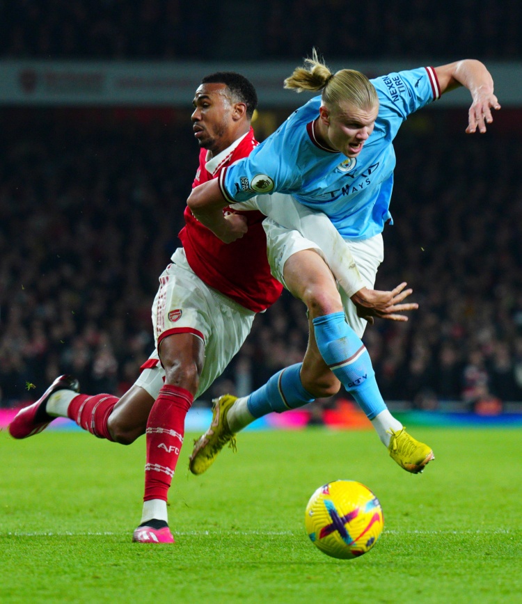 争冠焦点！曼城对阿森纳激烈角逐，阵势均衡