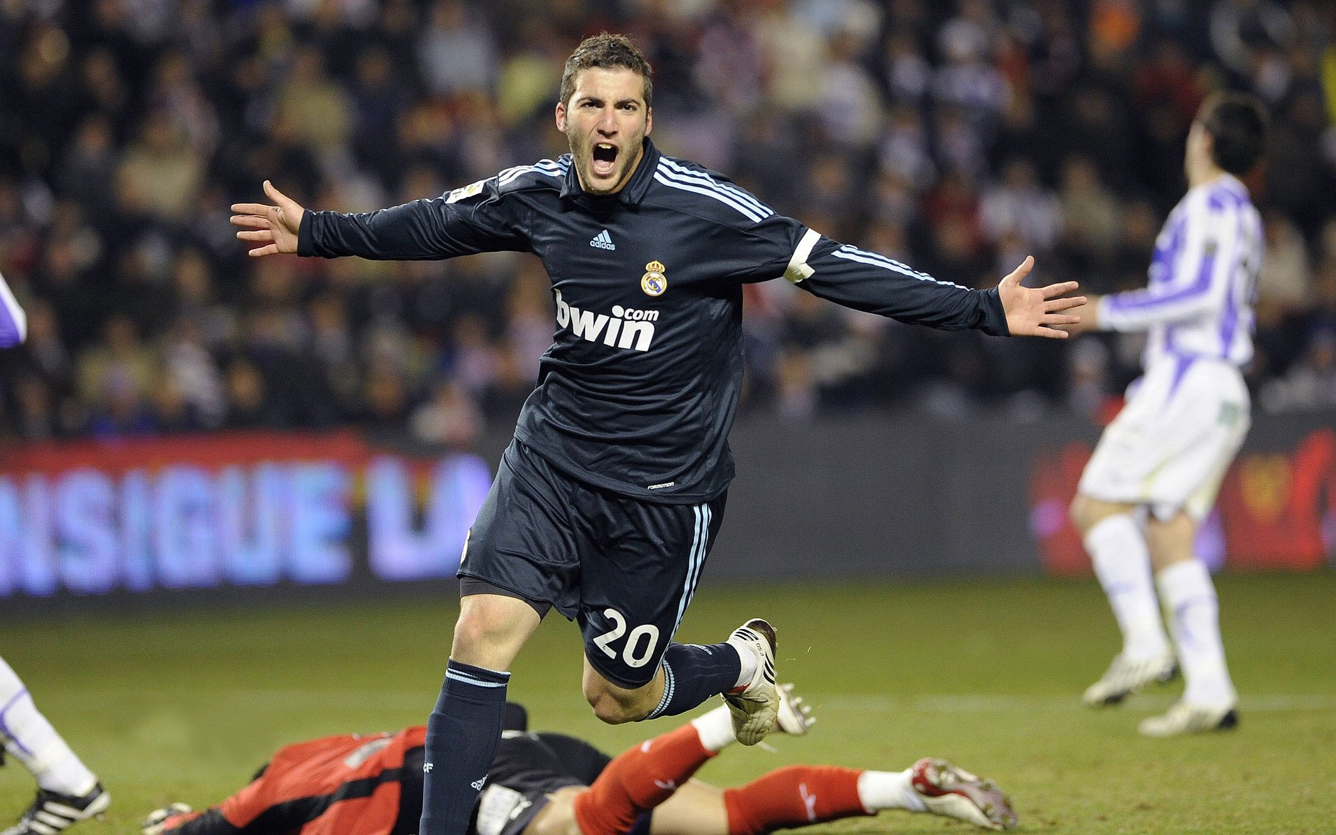 武切维奇统治攻防两端，新疆队狂胜山西队彰显冠军相